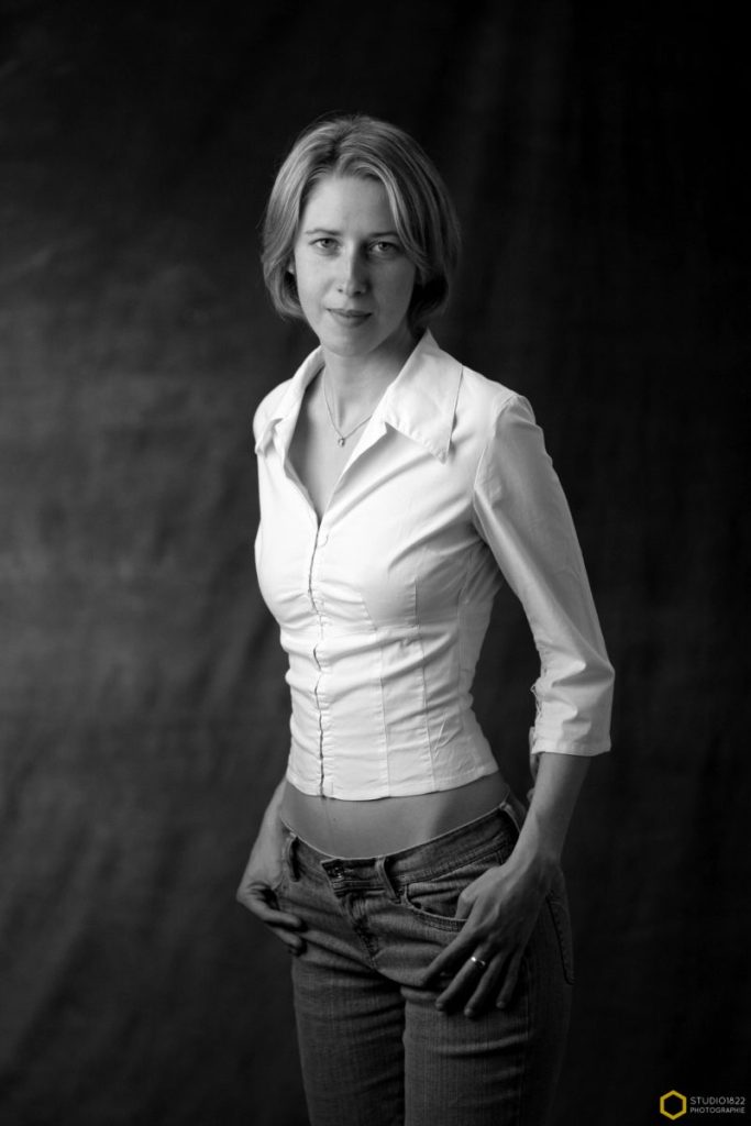 Photographe Lille portrait en chemise d'une jeune femme par photographe pro lille