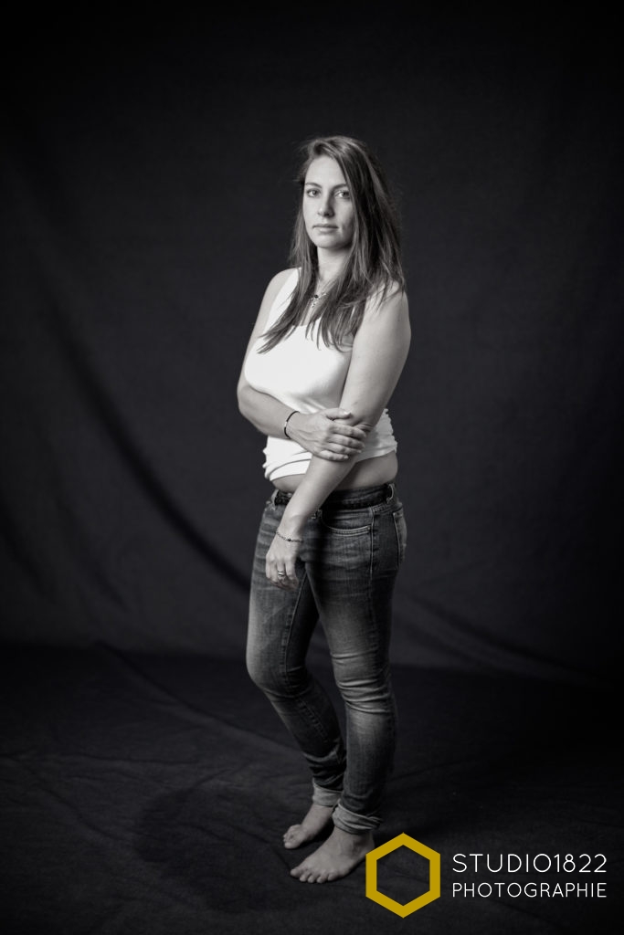 portrait en studio d'une jeune femme en jean par photographe Lille