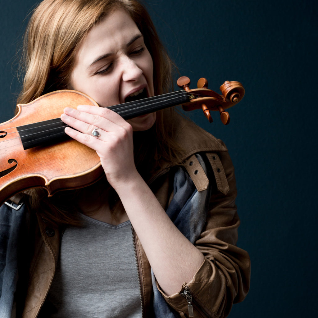 Portrait hors norme de la violoniste Lucie Helleboid par Studio 1822 photographe Lille