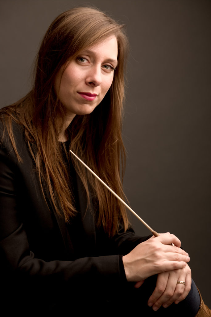 Photographe Lille pour portraits de musiciens. La cheffe d'orchestre Lucie Leguay