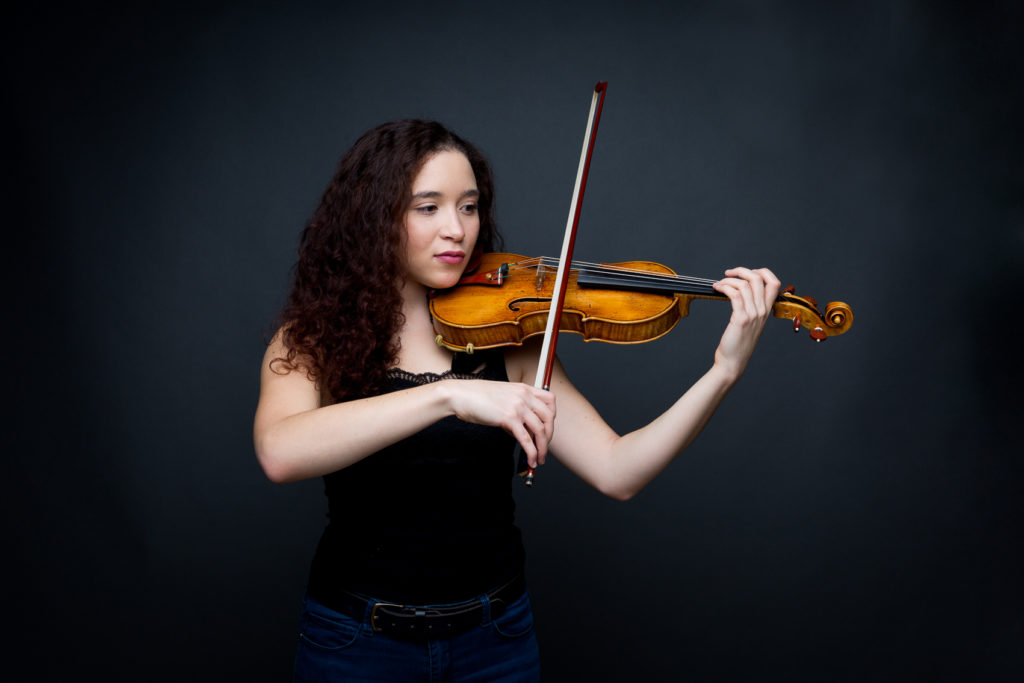 Portrait photo jouant du violon