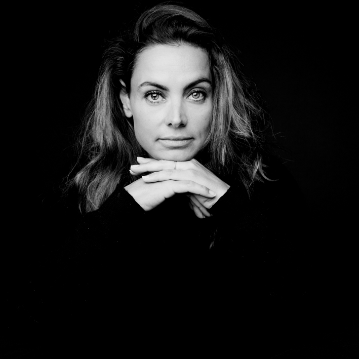portrait-anna-noir-et-blanc Anna, photographe à Paris, photographiée par Luc, photographe de portrait à Lille