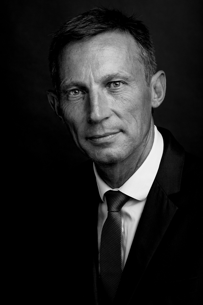 portrait-homme-noir-et-blanc-studio1822-photographe portrait d'homme en noir et blanc par Studio 1822 photographe à Lille