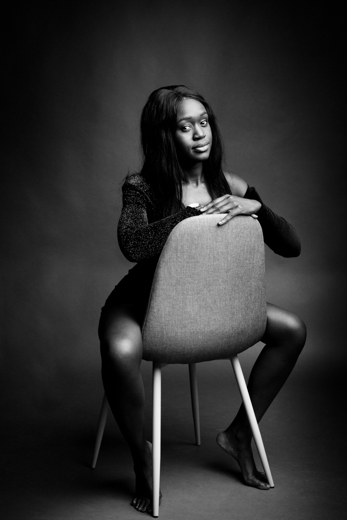 portrait-jeune-femme-noir-et-blanc Photographe de portrait en studio à Lille spécialisé en noir et blanc
