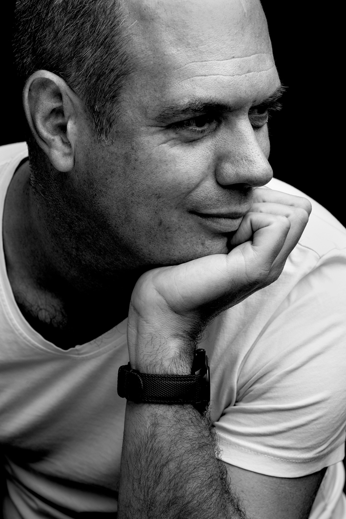 portrait-personnel-noir-et-blanc Portrait homme en noir et blanc en studio